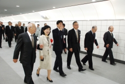 写真：歩道を歩く主催・来賓の方々