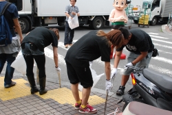 写真：新宿モア4番街の清掃