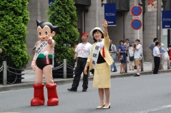 写真：鉄腕アトムと区長