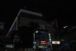 写真：6月21日の消灯の様子（新宿駅東口前）
