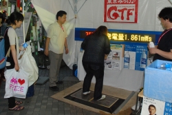 写真:床発電システム体験