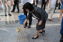 写真:本庁舎正面玄関前での打ち水