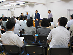 写真:講師の落語家との顔合わせ
