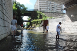 写真:長靴着用で川に入れます