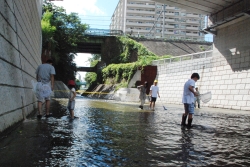 写真：長靴着用で川に入れます