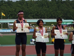 写真：全日本中学校陸上大会での長沼さん（左）