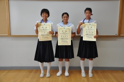写真：関東中学校陸上競技大会の表彰状を持つ長沼さん・廣田さん・卜部さん（右から）