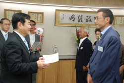 写真：原口総務大臣から任命辞令書を授与