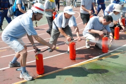 写真：初期消火訓練の様子