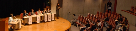 写真:早稲田大学国際会議場井深大記念ホールにて