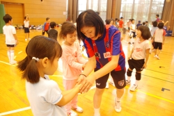 写真：FC東京の選手がバレーボールを指導