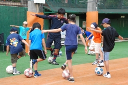 写真：FC東京の選手がサッカーを指導