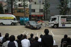 写真：自動車の死角と自転車の飛び出しによる事故