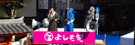 写真:お笑い芸人による街頭演説