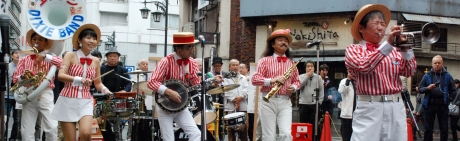 写真：「お祭り広場」での演奏