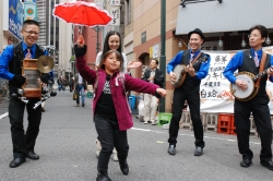 写真:音楽に合わせてダンス