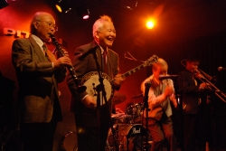 写真:ライブハウス「新宿ピットイン」で