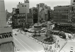 写真：新宿駅東口駅前（1970年代後半）