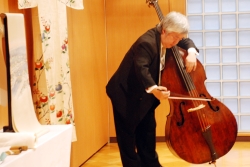 写真:山本さんが手がけたコントラバス