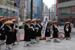 写真：伊勢丹新宿店前での托鉢