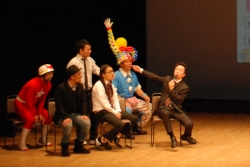 写真:お笑い芸人がトークライブを盛り上げた