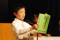 写真:受賞者の朗読