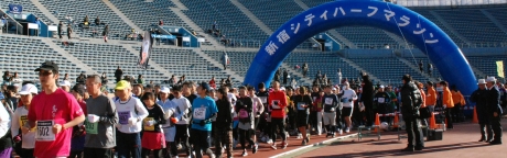 写真:ハーフマラソンがスタート