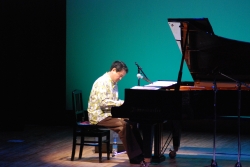 写真：ピアノを演奏する谷川賢作さん