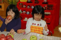 写真：ひな祭りに合わせてりんごが配られた