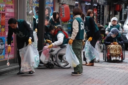 写真：声を掛け合い清掃