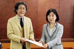 写真:報告書を提出