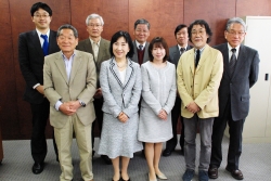 写真:協働支援会議メンバーと中山区長