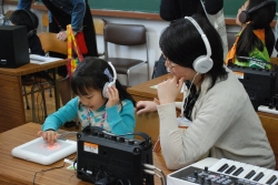 写真：体験「電子楽器の体験ひろば」