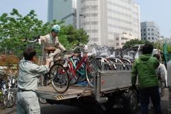 写真：自転車をトラックに積み込む