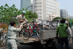 写真:自転車をトラックに積み込む