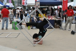 写真:大道芸人サクノキのパフォーマンス