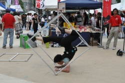 写真：大道芸人サクノキのパフォーマンス