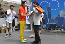 写真:ファッションを解説するゲストのルー大柴さん