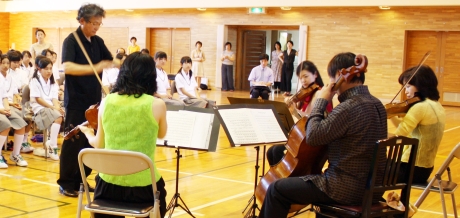 写真:楽団の皆さんによる演奏