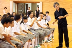 写真:小泉さんに質問する生徒
