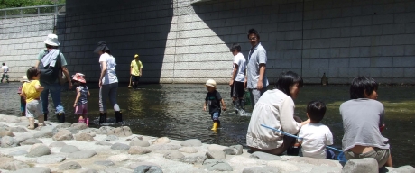 写真:親水テラスと神田川