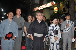 新宿ゴールデン街へ続く四季の路にて