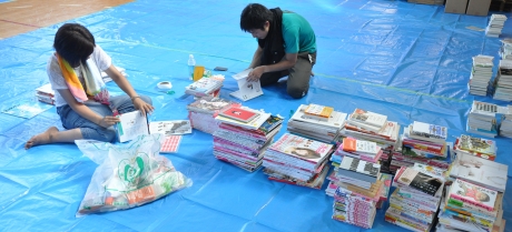 写真:本の仕分け作業