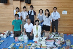 写真：区長と学生ボランティア