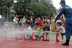 写真：消火器を使って初期消火訓練