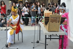 写真:民族衣装で楽器演奏