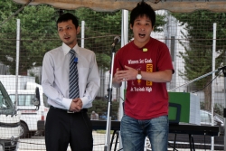 写真:お笑い芸人(ぎ兄弟)のライブ