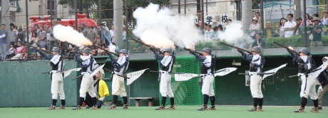 写真:西戸山公園野球場で一斉発射