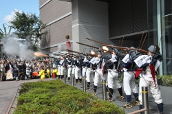 写真：火花飛び散る一斉発射