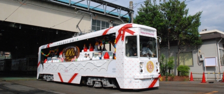 写真:花電車「花100形」